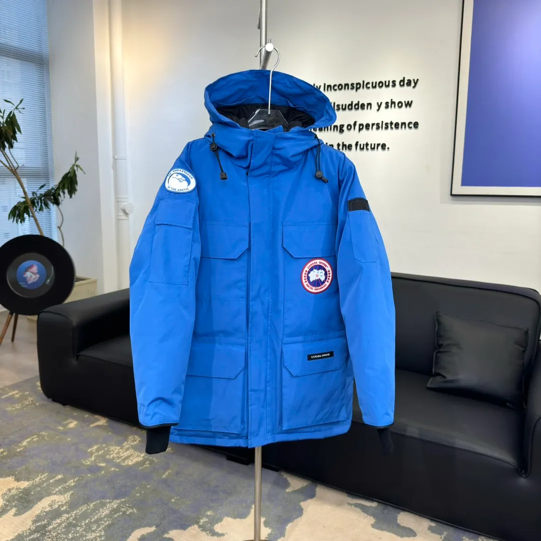 P800 Beichen White / 2008 Expedition Parka 4660M Product color: black, off-white, red, sand pink, sky blue, graphite gray, Beichen white, navy, sky blue, gray camouflage gray black label Product size: XS, S, M, L, XL, XXL Expedition was originally a parka designed for scientists at the McMurdo Research Station in Antarctica. Whether your next journey takes you into the frozen urban jungle or across uncharted ice fields, wear Canada Goose's Expedition Parka and get proven results year after year in Antarctica by the National Science Foundation's Center for Polar Research.  Material list: 1⃣ Uses Y-shaped Velcro imported from Taiwan (exclusive in the market) 2⃣ Uses 18-count polyester-cotton blended fabric imported from South Korea (authentic synchronized fabric) 3⃣ National standard 80% white duck down, (zp uses 80% white duck down/90% of all boasts are fake) 4⃣ Western Canadian coyote hair (non-market dyed fox hair filled with wolf hair) Material analysis characteristics: 1⃣ The original/polyester-cotton fabric has a high polyester fiber content, and the polyester-cotton fabric has high heat and light resistance and good stability. It has bright colors, high fiber strength, durability, light resistance, heat resistance, and straightness. 2⃣ As we all know, the original version uses 80% white duck down. The fill power refers to the cubic inches of volume occupied by each ounce (30 grams) of down under certain conditions. If one ounce of down occupies 500 cubic inches, the fill power of the down is 500. So we can simply understand it as: fill power is the volume of down, and the volume of down is fill power. The higher the fill power of down, it means that under the same filling amount, down can fix a larger volume of air layer to keep warm and insulate, so the warmth retention of down is better. 3⃣ Western Canadian coyote hair, "large range of selected neck hair" is soft and fluffy, each wolf hair is 60-63 long / 14-16 wide at the peak, this width + preferred parts. It is basically unmatched by the same industry